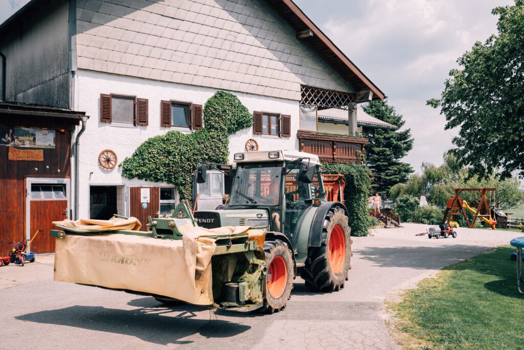Traktor am Bauernhof der Big 5 (c) LVB Salzburg