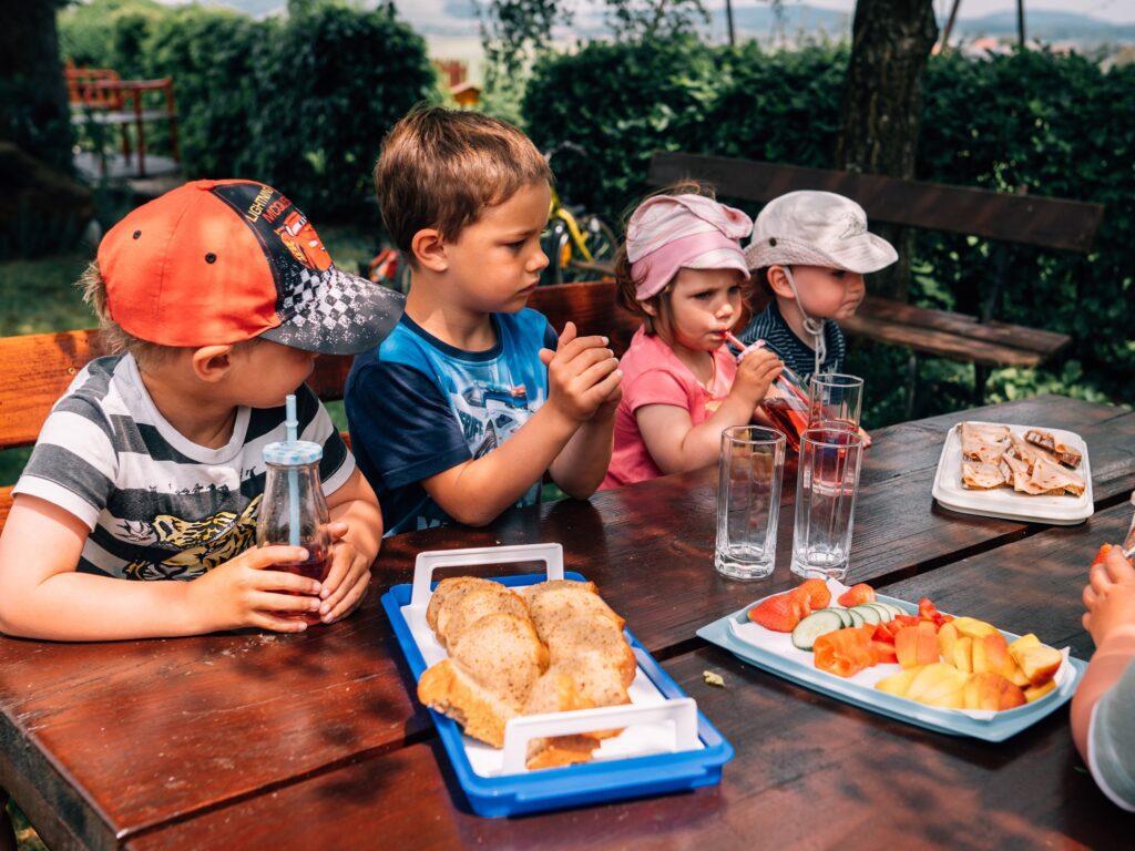 Kinder mit einer Jause aus dem Garten (c) UAB Salzburg