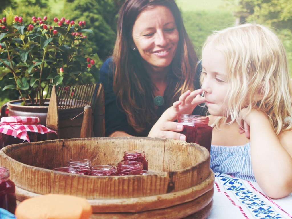 Kind beim Kosten der Marmelade