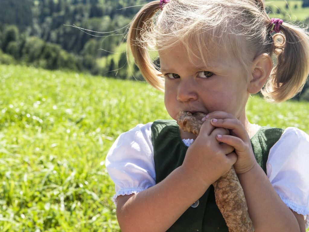 Kind mit einem frischen Brot am Bauernhof